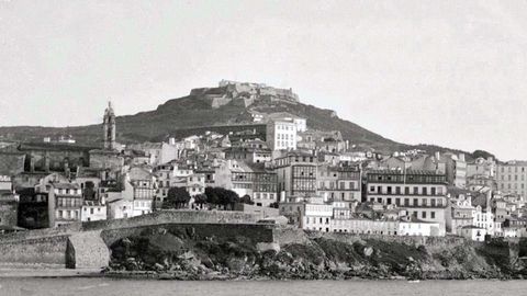 Vista de Vigo a finales del siglo XIX en la que se aprecia la antigua muralla.