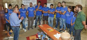Parte de los voluntarios de la Escola de Ver�n, ayer, con el alcalde y Xos� Mar�a Varela. 