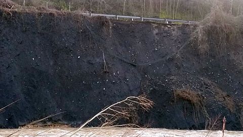 Talud por el que discurre la AS-117 sobre el Nal�n entre Blimea y Sotrondio