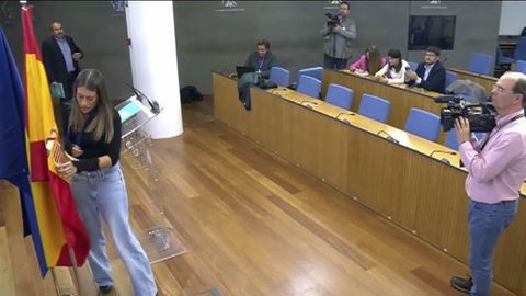 La portavoz de Junts, M�riam Nogueras, aparta la bandera de Espa�a del atril en el Congreso