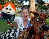 Andrea Bayer, en Las Palmeras, con sus personajes del espect�culo �F�os�.