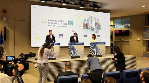 El comisario Raffaele Fitto (centro) y la presidenta del Comit� de Regiones, Kata T�tt�, en una comparecencia