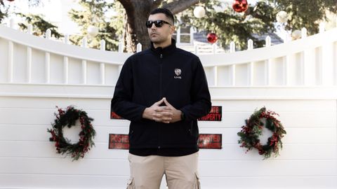 Personal de seguridad ante la casa de los Reiner