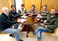 Reuni�n a tres. Miembros de la asociaci�n barbanzana tuvieron una reuni�n con el Concello sonense y la Federaci�n Espa�ola de Surf.