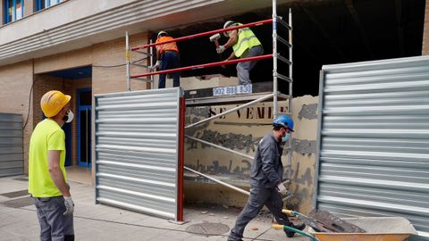 Imagen de archivo de unos obreros trabajando en la reforma de un bajo comercial en Oviedo