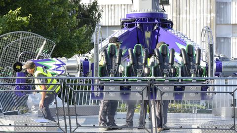 Uno de los tcnicos revisando las atracciones