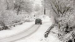 Un coche esta ma�ana en una carretera nevada en O Incio