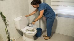 Ante la falta de agua en determinadas horas, Alba V�zquez tiene siempre un cubo a mano