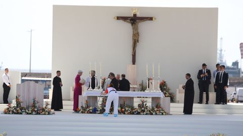 Varias personas durante los preparativos para la celebraci�n de la Santa Misa multitudinaria.