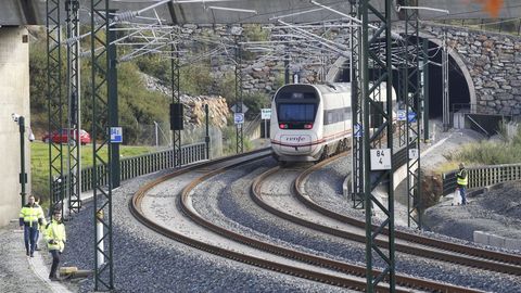 Los trabajos incluyen el despliegue del ERTMS en Angrois y en todo el trazado nuevo del eje atlntico entre A Corua y Vigo