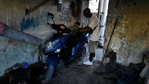 Las motos el�ctricas se han convertido en uno de los pocos veh�culos para circular en �uba ante la escasez de combustible.
