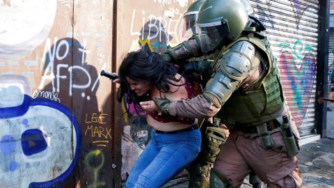 Una mujer es detenida durante una protesta en Valpara�so (Chile)
