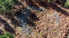  Una vista a�rea del yacimiento de A Muradella, en el monte Moncai, que podr�a consistir en los restos de una fortificaci�n medieval o en un monumento megal�tico, lo que se intentar� aclarar con la intervenci�n arqueol�gica que se realizar� este mes.