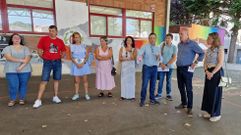 El alcalde, Manuel Campos, y el delegado territorial, Agust�n Reguera, con otros miembros de la corporaci�n de Cuntis, ayer, visitando la ludoteca.