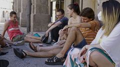 Un grupo de jóvenes, que estaban esperando el tren, no se habían enterado de la avería.