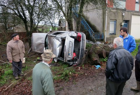 El coche se detuvo al chocar con un �rbol a unos cincuenta metros de la carretera. 