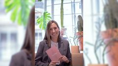 Sandra Acu�a, con un ejemplar de su libro  Loaira 