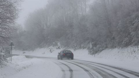 La nevada cubri por completo lugares como Triacastela o A Fonsagrada. 