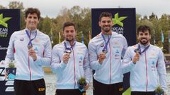 El tomi��s Roi Rodr�guez (segundo por la derecha), recogiendo la medalla de plata de K4 1.000 en el Europeo de M�nich
