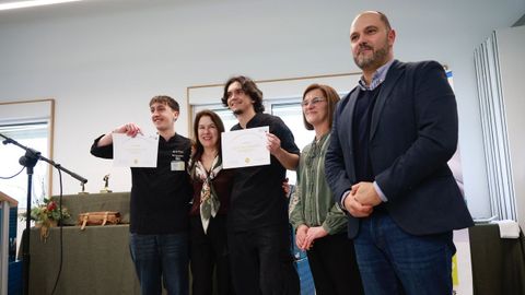 Mateo M�guez Somoza y Nicol�s Barreira Mosquera, del IES Sanxillao, de Lugo, triunfaron en cocina y recibieron los diplomas de manos del alcalde eum�s, Bernardo Fern�ndez, que aparece junto a Mary Montenegro, viuda del profesor Juan Francisco Couce; y entre los premiados, Maite Varela, viuda de Jos� Rodr�guez Moldes-Rey