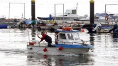 Plantaci�n de almejas a cargo d ela cofrad�a de Cangas en una foto de archivo