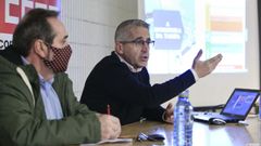 Miguel L�pez, durante su charla en Lugo