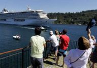El crucero �Crystal Serenity� abandonando la r�a de Ferrol tras una escala en la urbe. 