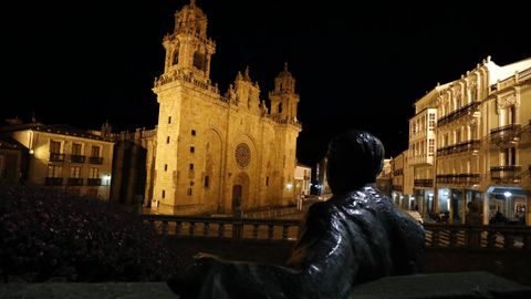 Vista nocturna de la catedral de Mondoedo con la estatua de Cunqueiro en primer plano.