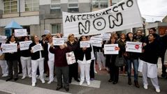 Empleados de la Residencia de Maiores de Burela, en una protesta en el 2012.