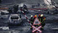 Equipos de rescate limpian una de las zonas de Kiev donde impact� uno de los m�s de 60 misiles rusos que cayeron este mi�rcoles sobre varias ciudades.