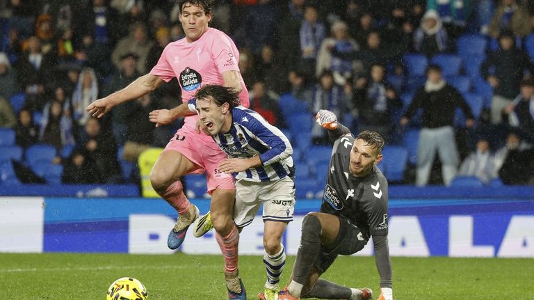 El penalti de Marcos Alonso sobre Odriozola fue la puntilla al partido de los c�lticos.