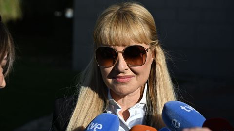 La actriz Cayetana Guill�n Cuervo se dirige a medios de comunicaci�n a su llegada al tanatorio.