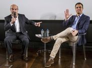 Pedro S�nchez, en la imagen con el presidente de la Academia de Cine, Antonio Resines, se comprometi� a rebajar el IVA cultural del 21 % al 10 %, porque �Espa�a no puede ser una anomal�a en Europa�. 