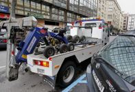 La gr�a privada que se encarga de la retirada, ayer en Carballo. 