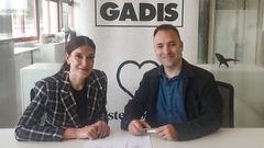 La directora de mrketing y responsabilidad social corporativa de Gadisa retail, Melisa Pagliaro Fernndez, y el director de la Fundacin Galicia Sustentable, Marcos Prez Guln