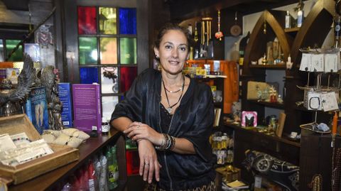 Mara Diz, en la tienda Aquelarre, ubicada en la calle Loureiro Crespo.