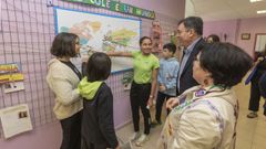 El conselleiro de Educacin, Romn Rodrguez, durante su visita ayer al colegio Apstolo Santiago