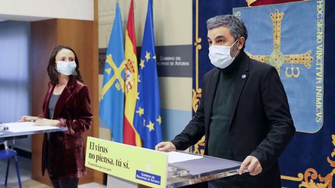 El consejero de Medio Rural y Cohesi�n Territorial, Alejandro Calvo, con la portavoz del Gobierno asturiano, Melania �lvarez, durante una rueda de prensa