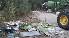 A maquinaria do servizo de limpeza do Concello de Ferrol retira lixo dun vertedoiro incontrolado na zona de San Pedro de Leixa.