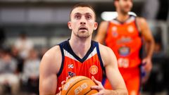 Joe Cremo, durante uno de los once tiros libres que anot�.