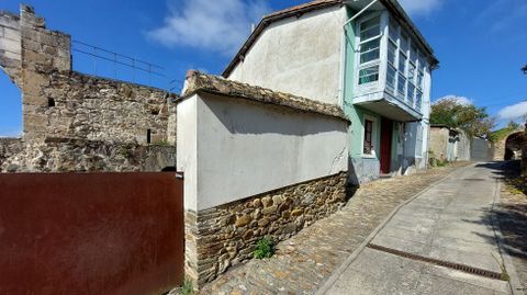 Viviendas deshabitadas pegadas a la muralla en el calle Pescader�as, con la Porta da Alcazaba al fondo