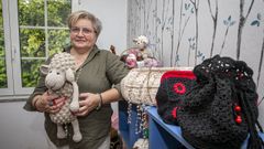 A tecedoira Socorro V�zquez con algunhas das pezas de la feitas por ela