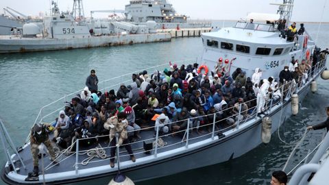 Llegada de inmigrantes rescatados al puerto de Tr�poli, en Libia