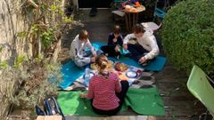 La ferrolana Cecilia Amor y su familia pasan el confinamiento en las afueras de Par�s, donde viven