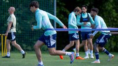 Oier Luengo, con Camarasa, Yayo y Costas detr�s, en El Requex�n