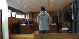 El acusado, ayer en el Juzgado de lo Penal 2 de Ferrol. 