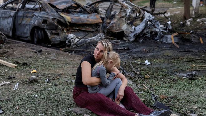 Una mujer y su hija junto al lugar de un bombardeo en Borispil, Ucrania.