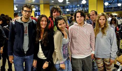 Los gallegos del viaje de Ron Barcel�: el grupo del pontevedr�s Javier L�pez y las chicas de Vigo.