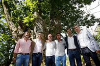 Francisco Veiga, Jes�s V�zquez, Javier Guti�rrez, Rub�n Ri�s, Jacobo Sutil e Moncho Fern�ndez, ante a placa deste �ltimo.