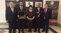 Manuel N��ez, a la izquierda en la imagen, durante la recogida de un premio otorgado a su empresa